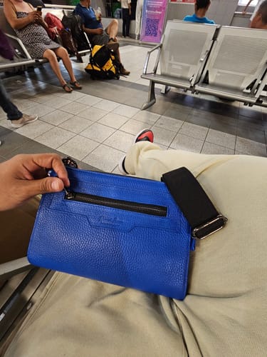 Roberto Abad G. review of Clutch Vallarta Azul Neón image 1 out of 1