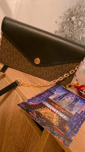 Customer photo review of Small Logo Envelope Crossbody Bag (BROWN/BLK) - Disponivel