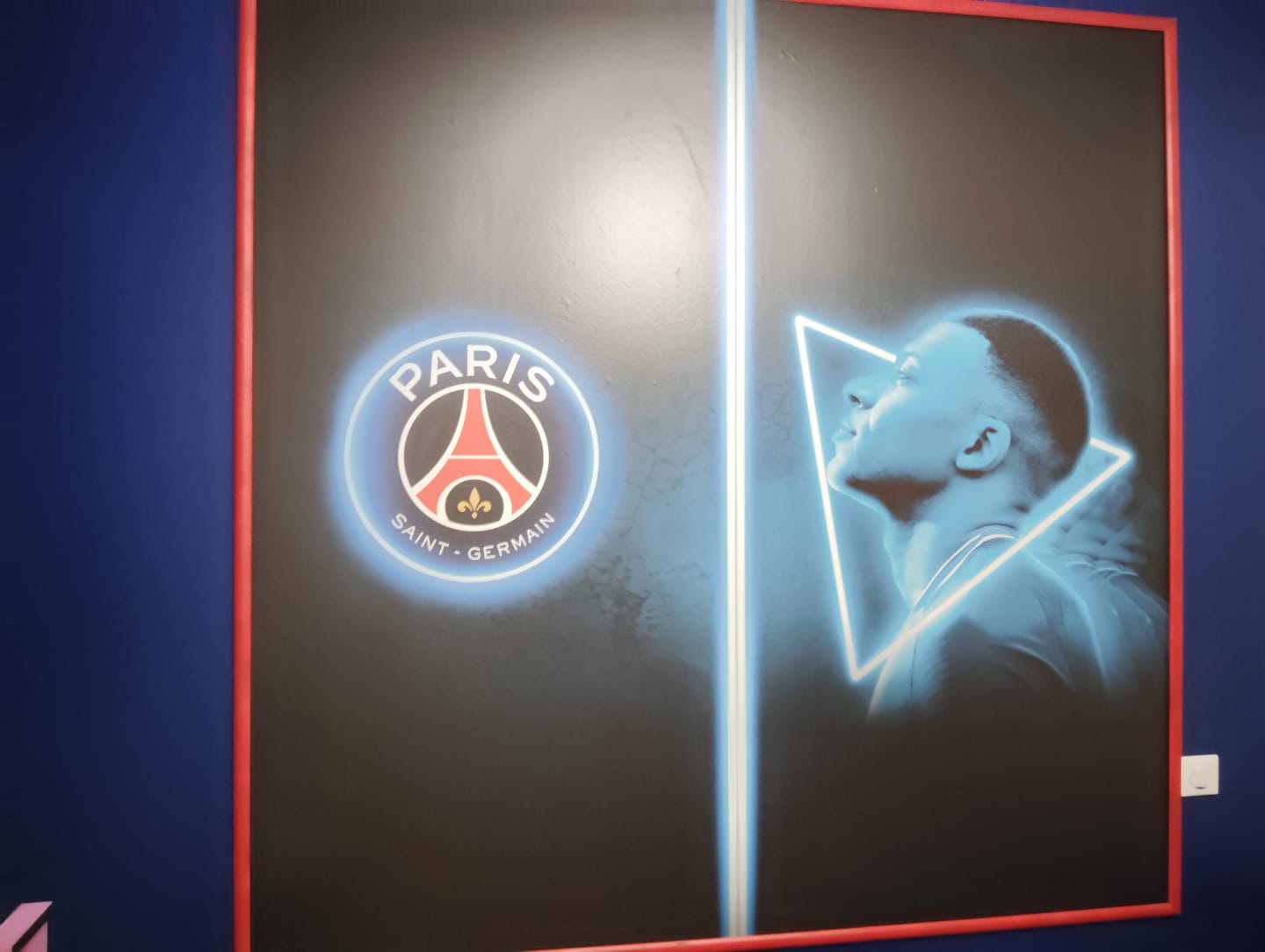 Customer photo review of Papier peint Paris st Germain - MBAPPE effet neon