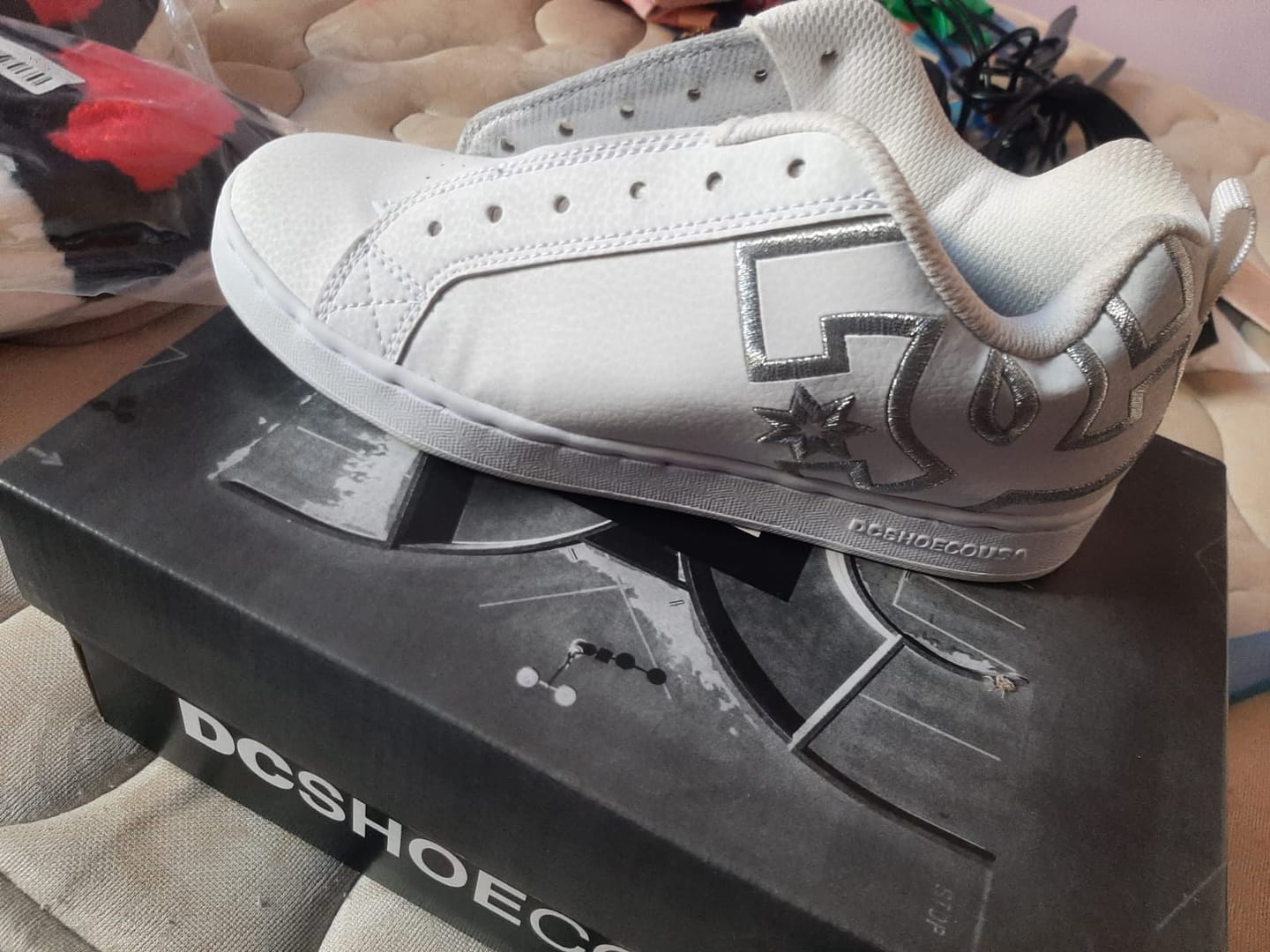 Customer photo review of Zapatilla Dc Court Graffik Mujer Blanco