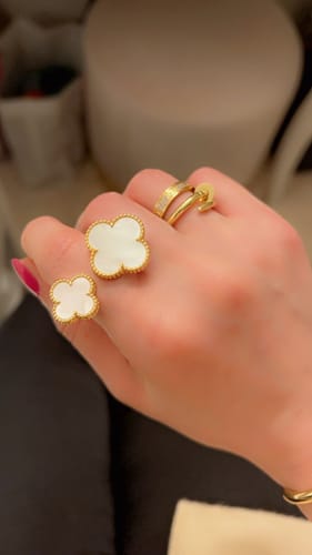 Customer photo review of CLOVER BETWEEN THE FINGER RING