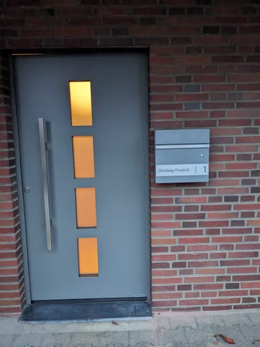 Customer photo review of AlbersDesign Briefkasten B3 mit Klingeltaster in Graualuminium (RAL9007) personalisiert mit Edelstahlschild
