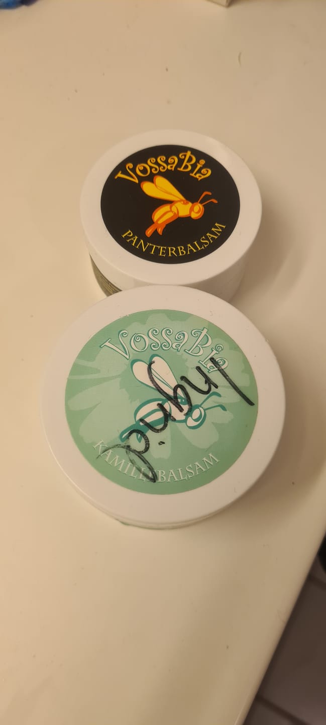 Reseña fotográfica de un cliente sobre la oferta del paquete: Los favoritos de Emil: ungüento de caléndula 50 ml, bálsamo Panther 50 ml, bálsamo de manzanilla 50 ml.