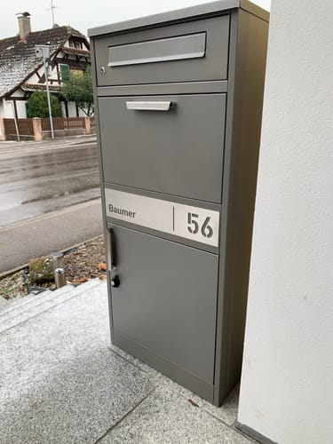 Customer photo review of AlbersDesign Stand-Paketbox PB1 Graualuminium (RAL9007) personalisiert mit Edelstahl-Schild