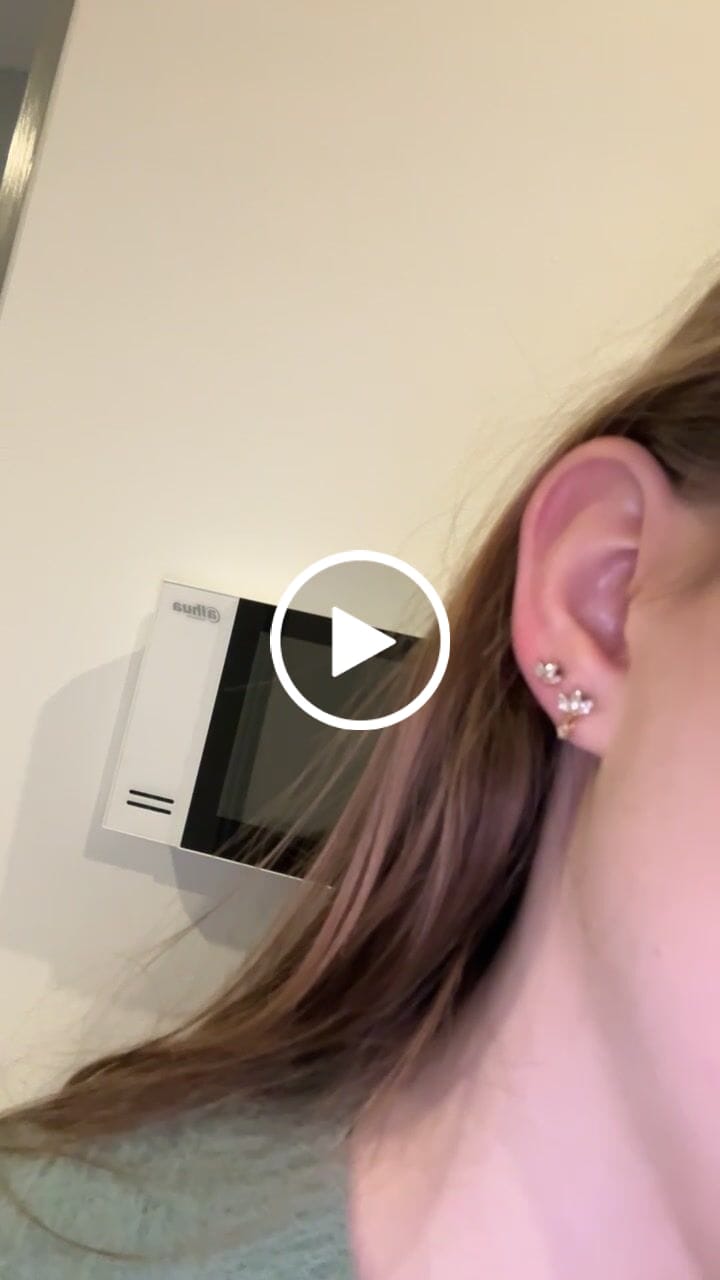 Customer video review of Cataleya 2 Ohrstecker | 18K vergoldet