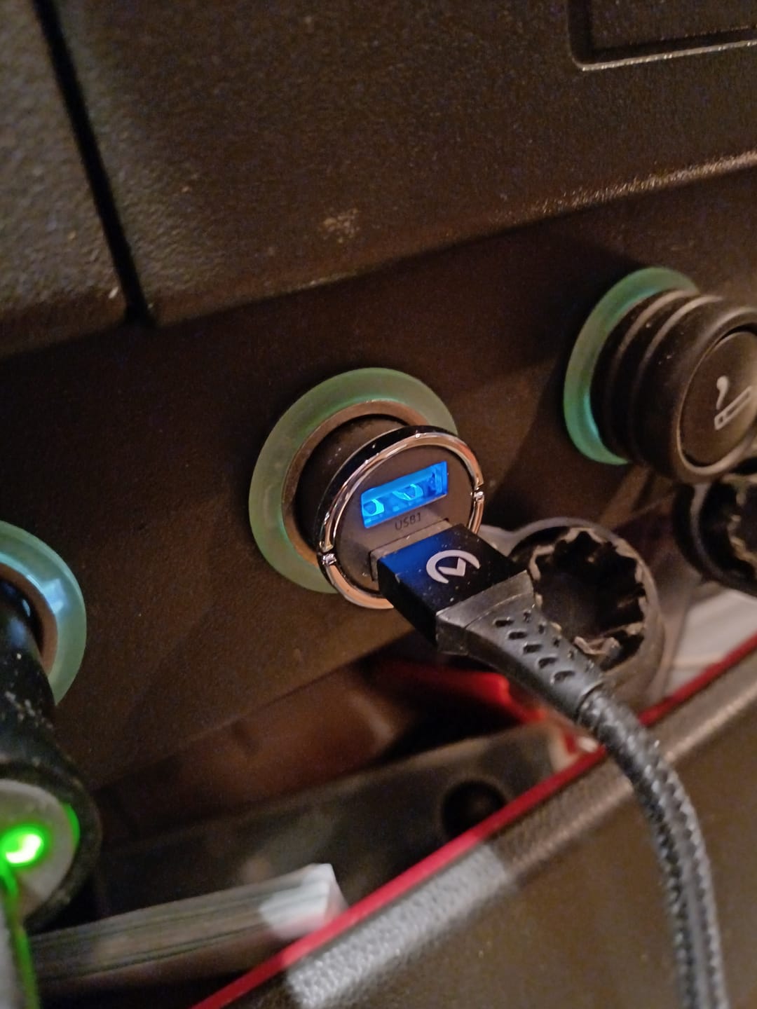 Customer photo review of Wegman Autolader - Snellader voor in de Auto - 45W 5A