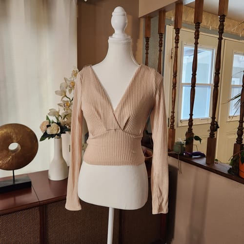 Customer photo review of WOMEN'S LONG SLEEVE V-NECK CROP TOP