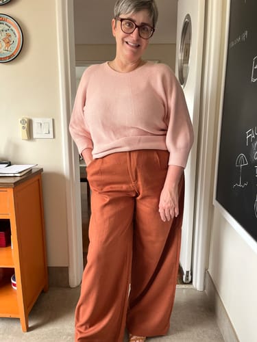 Claudia F. review of Calça Pantalona de Linho Graviola Terracota image 1 out of 1