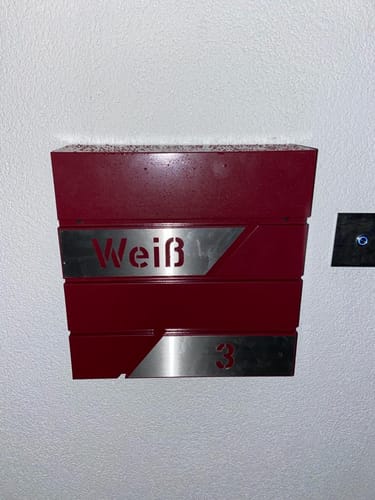 Customer photo review of AlbersDesign Briefkasten B1 in Wunschfarbe personalisiert mit Edelstahl-Schildern