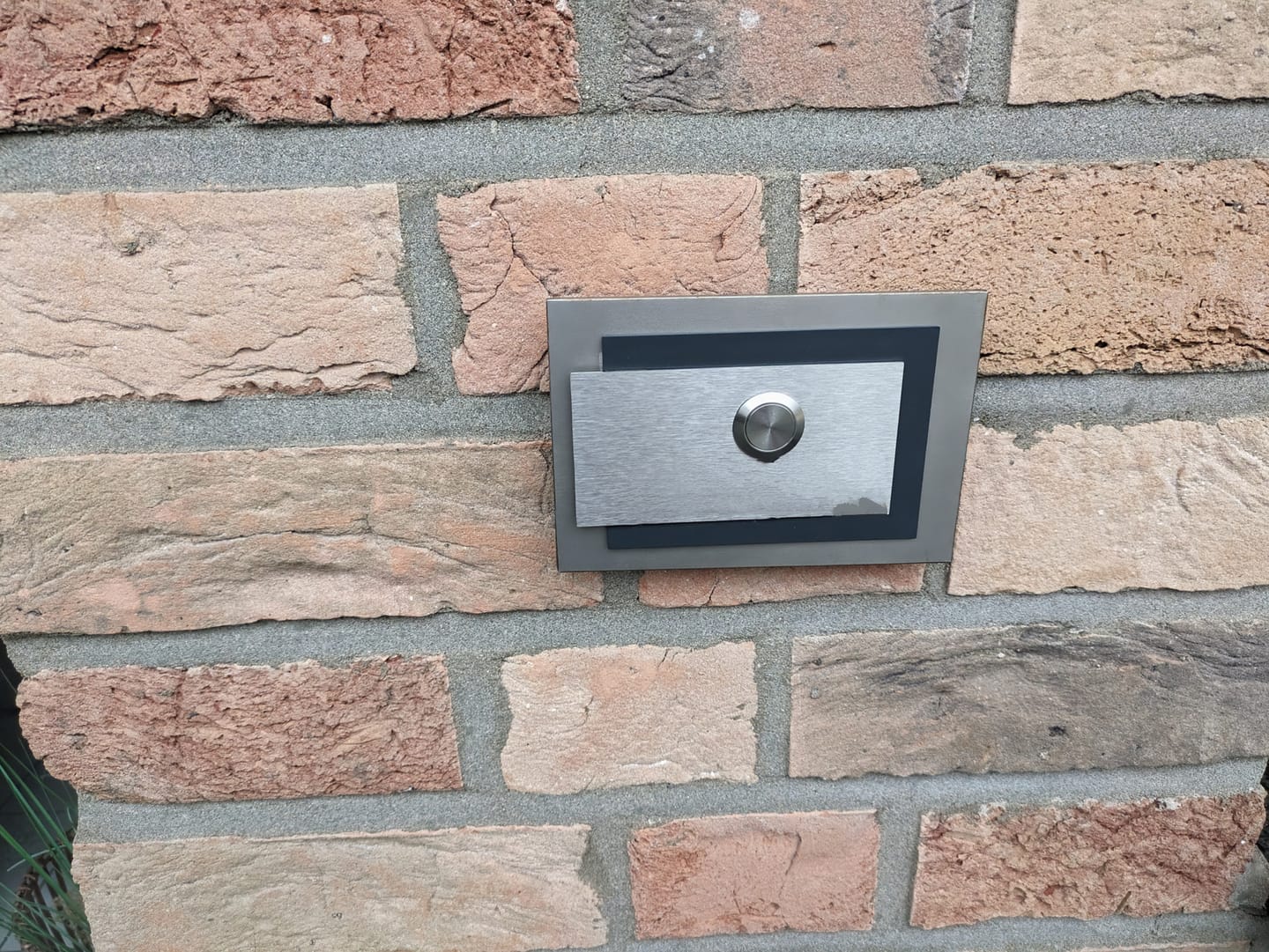 Customer photo review of AlbersDesign personalisierte Edelstahl-Klingel K5 mit 3D-Effekt in Anthrazit (RAL7016)