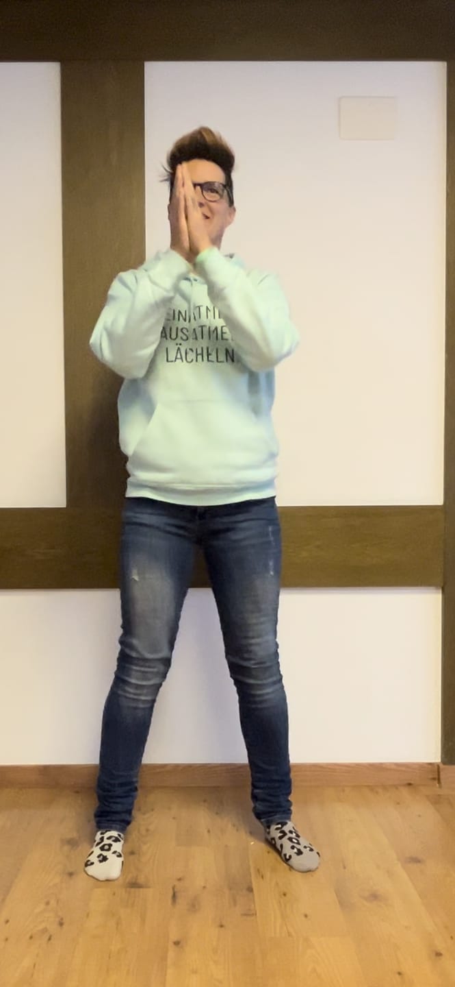 Customer photo review of Einatmen. Ausatmen. Lächeln. Bio Hoodie Unisex