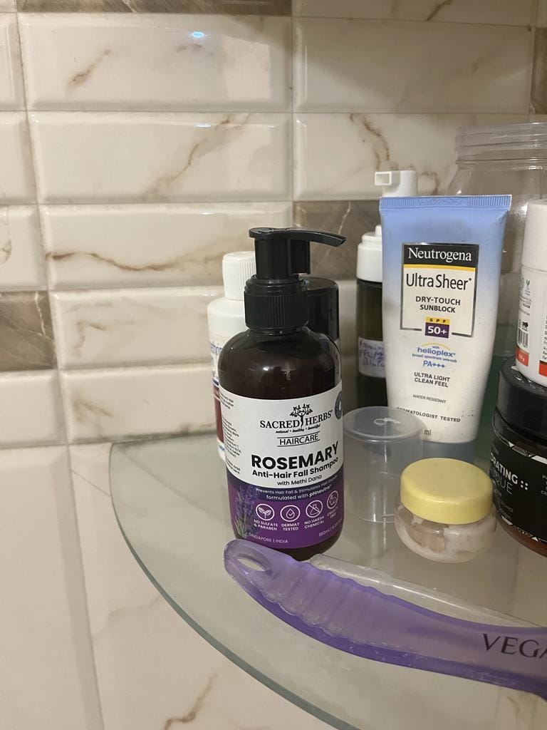 Customer photo review of Rosemary Anti-Hair Fall Shampoo with Rosemary & Methi Dana