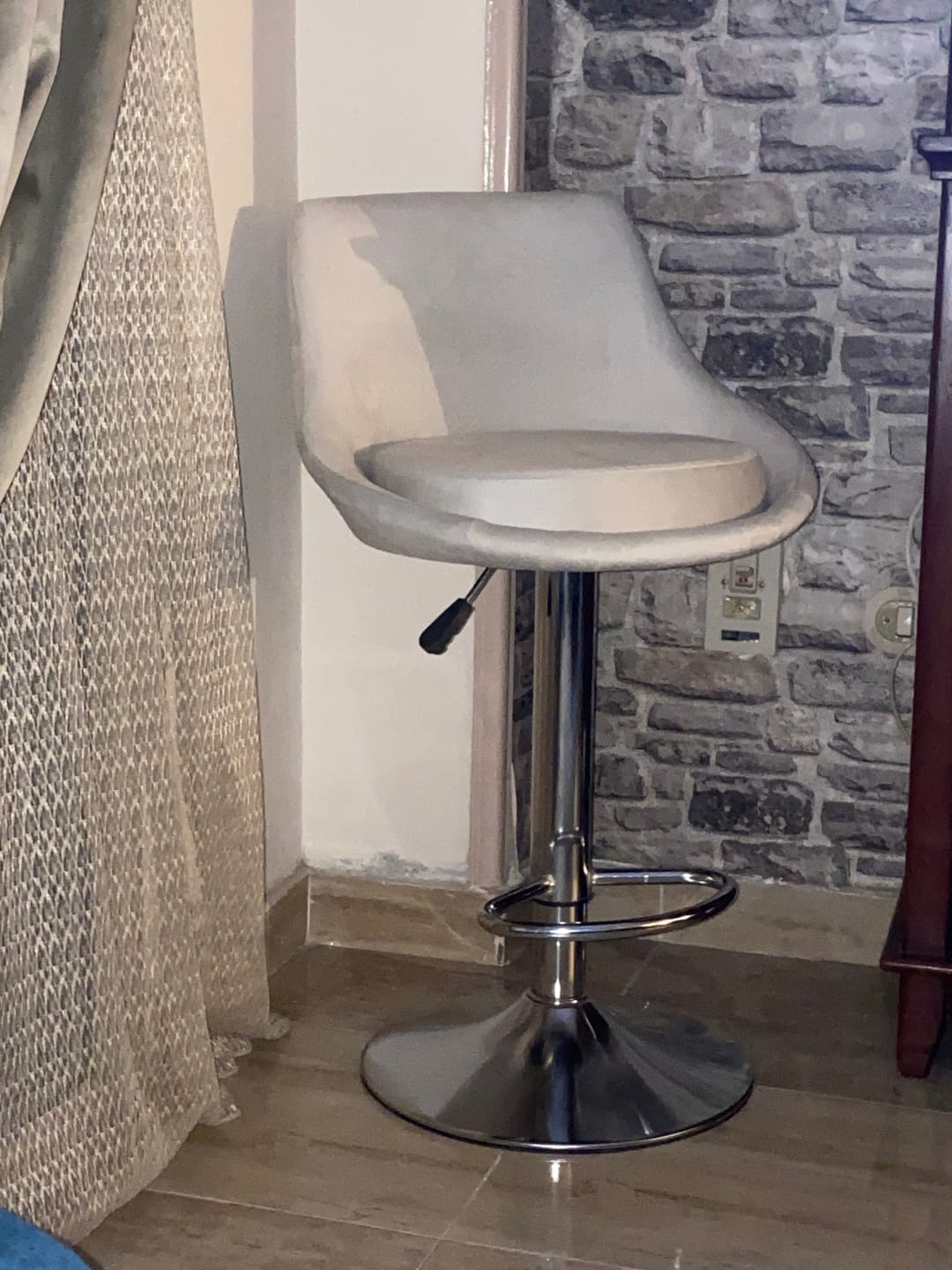 Customer photo review of كرسي بار هيدروليك - اوف وايت-AC62