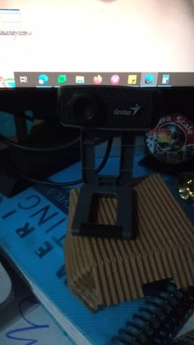 Customer photo review of Camara Web Genius 1000X Alta definicion HD 720p, Microfono, enfoque manual, angulo arriba y abajo 90 grados Color Negro