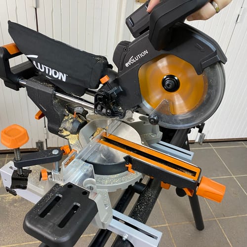 Customer photo review of Pack Evolution : Scie à onglet électrique sans fil 185mm R185SMS-Li avec lame multi-matériaux TCT + Support