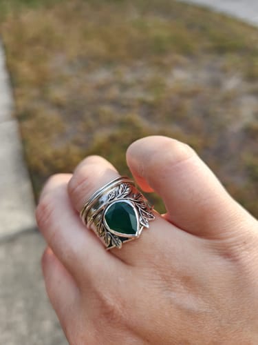 Customer photo review of Leaves Onyx Fidget Ring