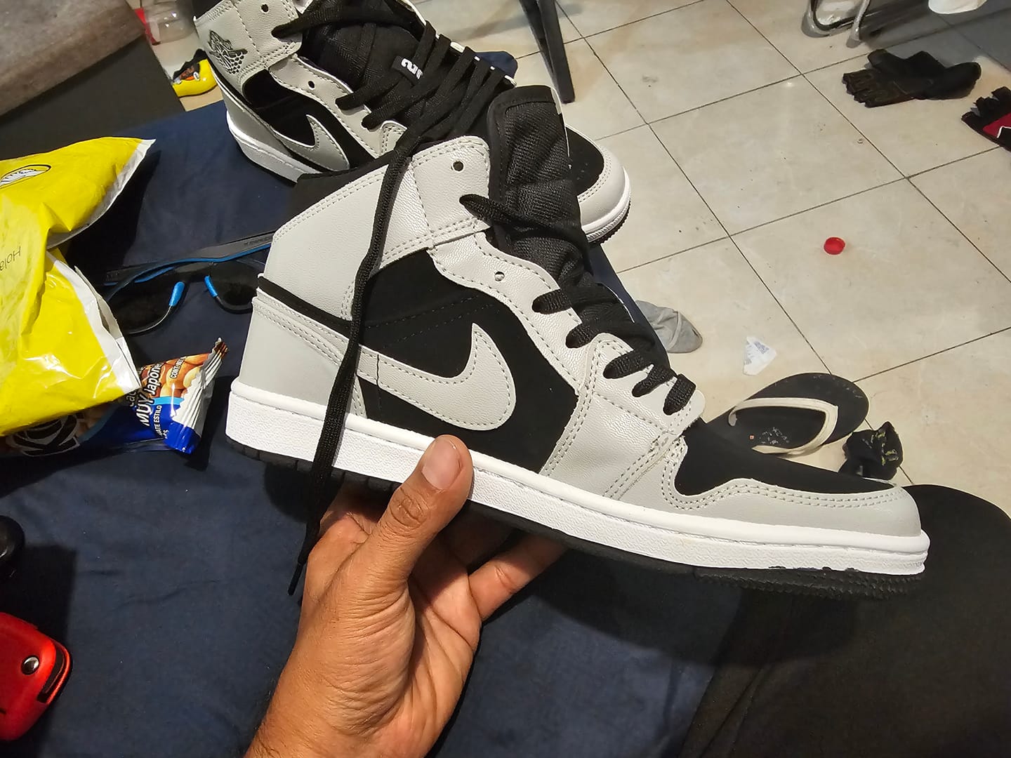 Customer photo review of Tenis Retro 1 Gris Negro