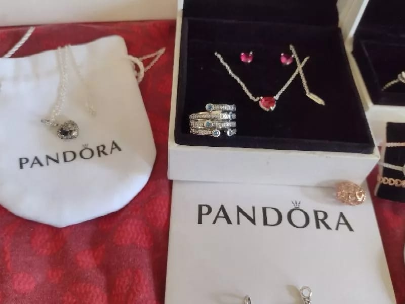 Customer photo review of COLLAR CORAZON ROJO LOVE PANDORA S 925