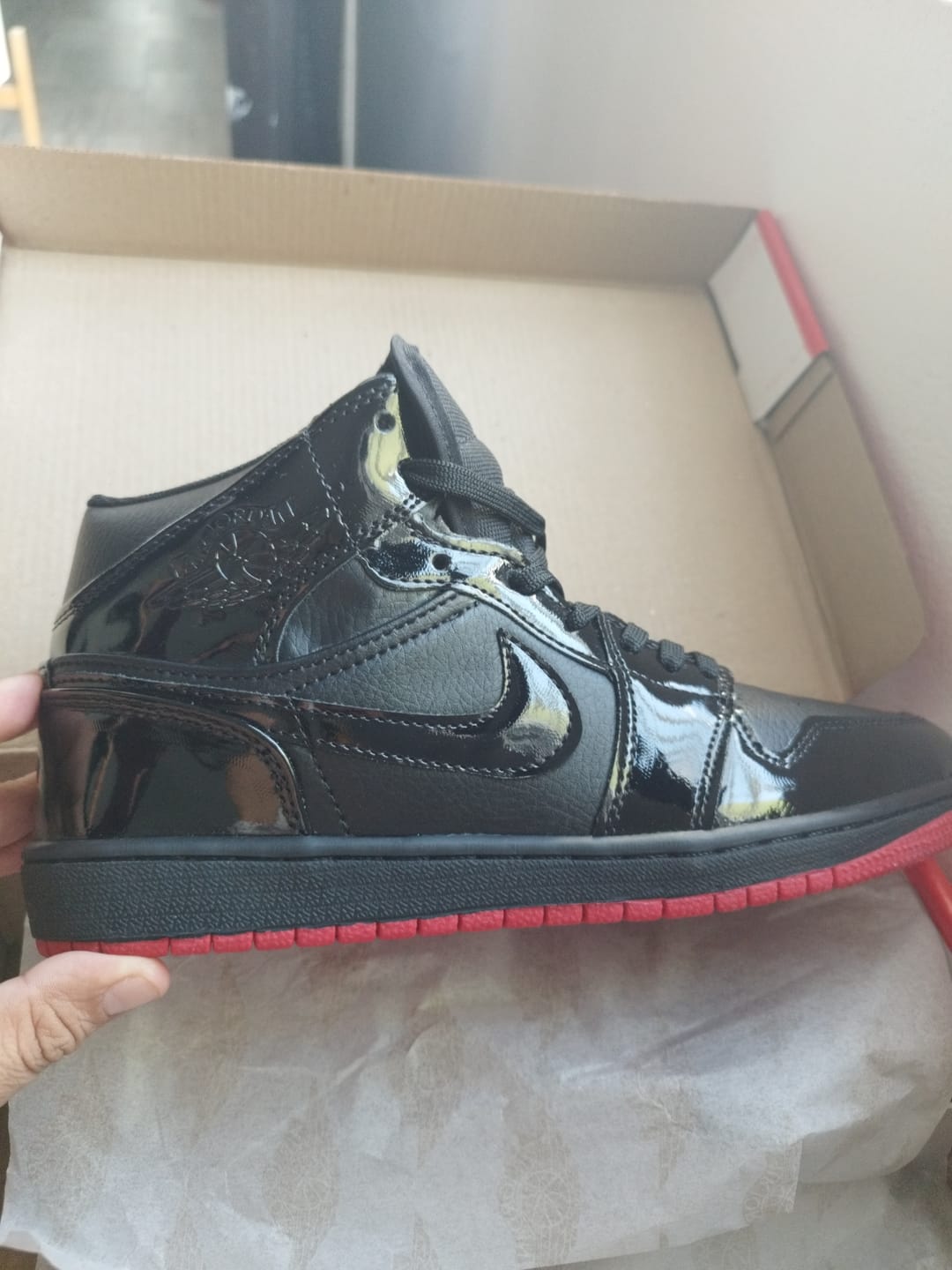 Customer photo review of Tenis Retro 1 Charol Negro Suela Rojo