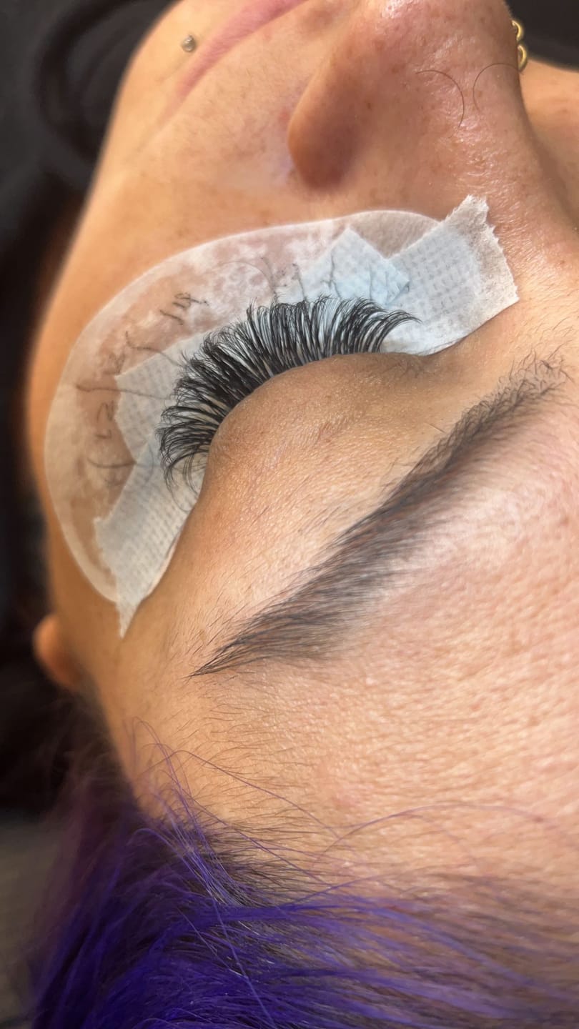 Customer photo review of EYELASH EXTENSION GLUE: THOUSANDLASHES’ ULTRA CRYSTAL BOND