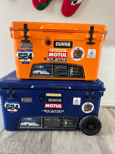 Customer photo review of NUEVO Hard Cooler ruedas 70QT Deep Blue