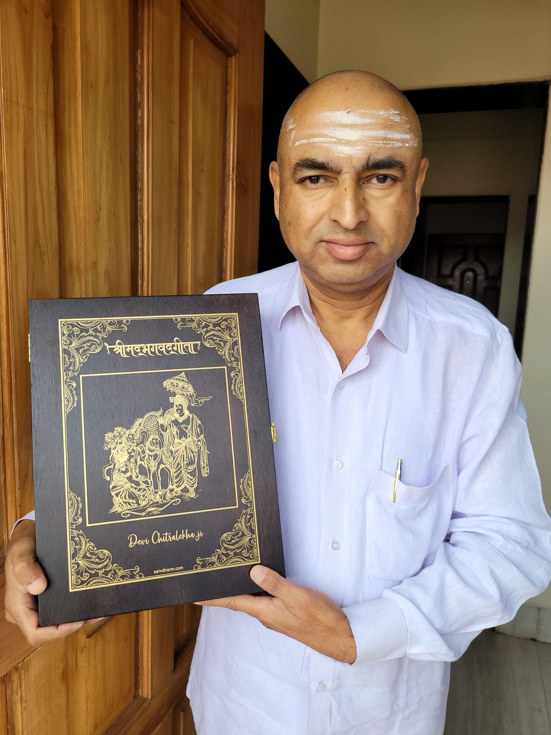 Customer photo review of Premium Bhagavad Gita in a Wooden Gift Box- (Lord Krishna and Arjuna Art on Box) Collector's Edition