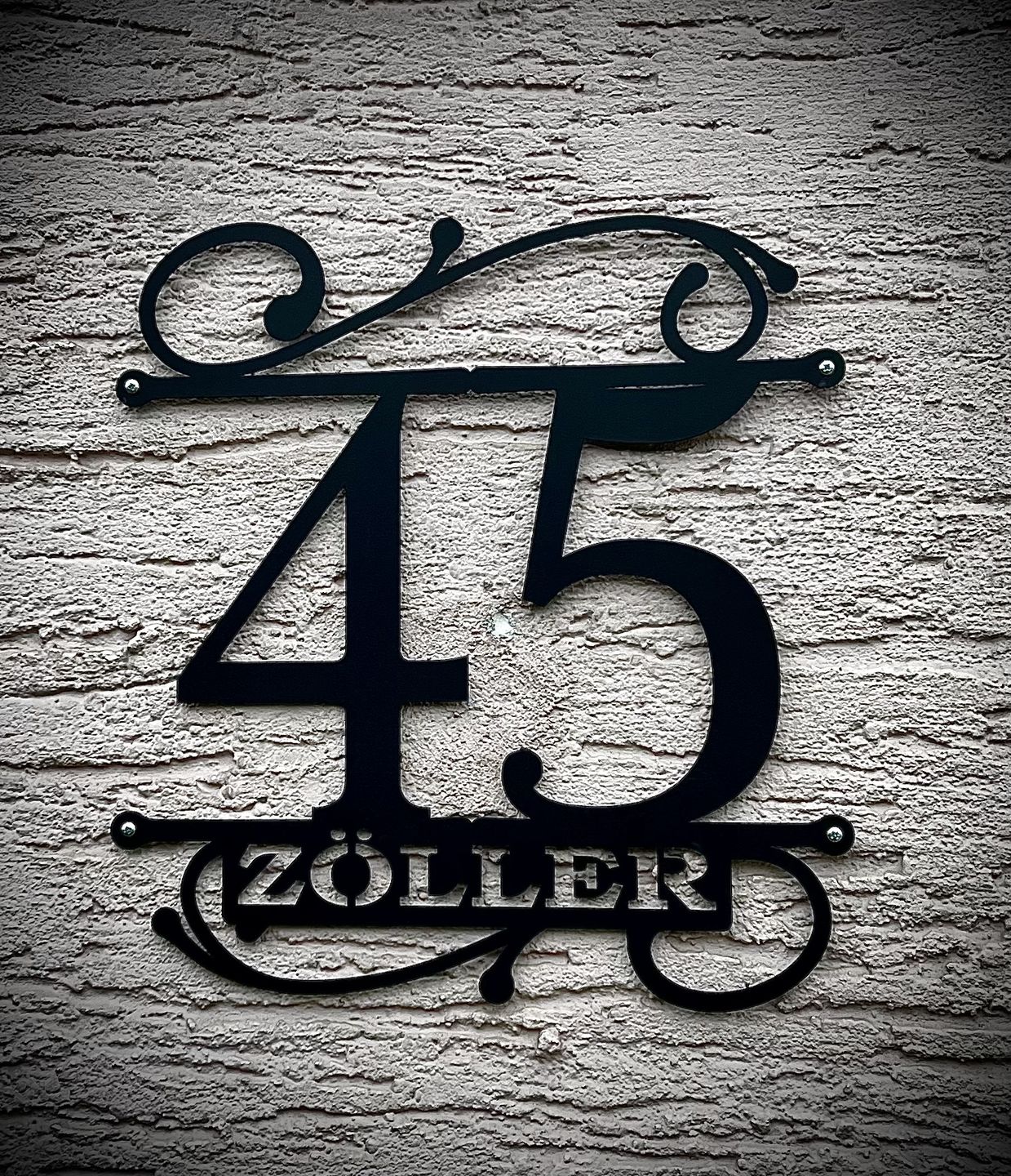 Customer photo review of Hausnummer Türschild mit Ornament und Familiennamen aus edlem Stahl