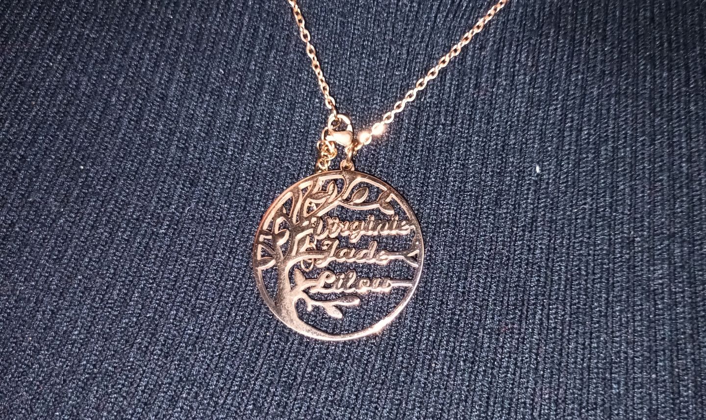 Customer photo review of Collier Prénom Arbre Généalogique - Arbre de vie