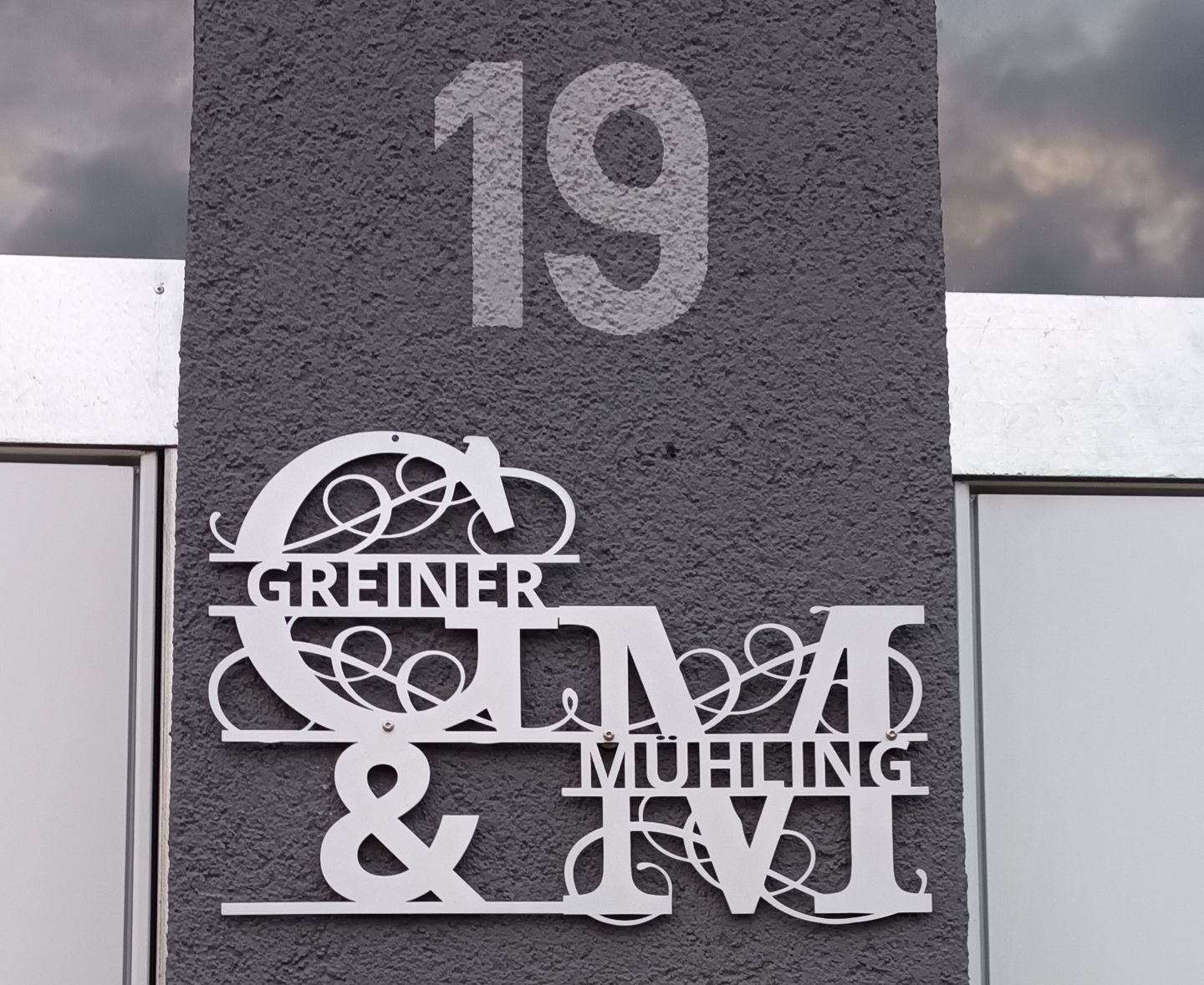 Customer photo review of Hausnummern-Monogramm zweizeilig mit Namensinitialien und kompletten Vor-und Nachnamen (personalisierbar)