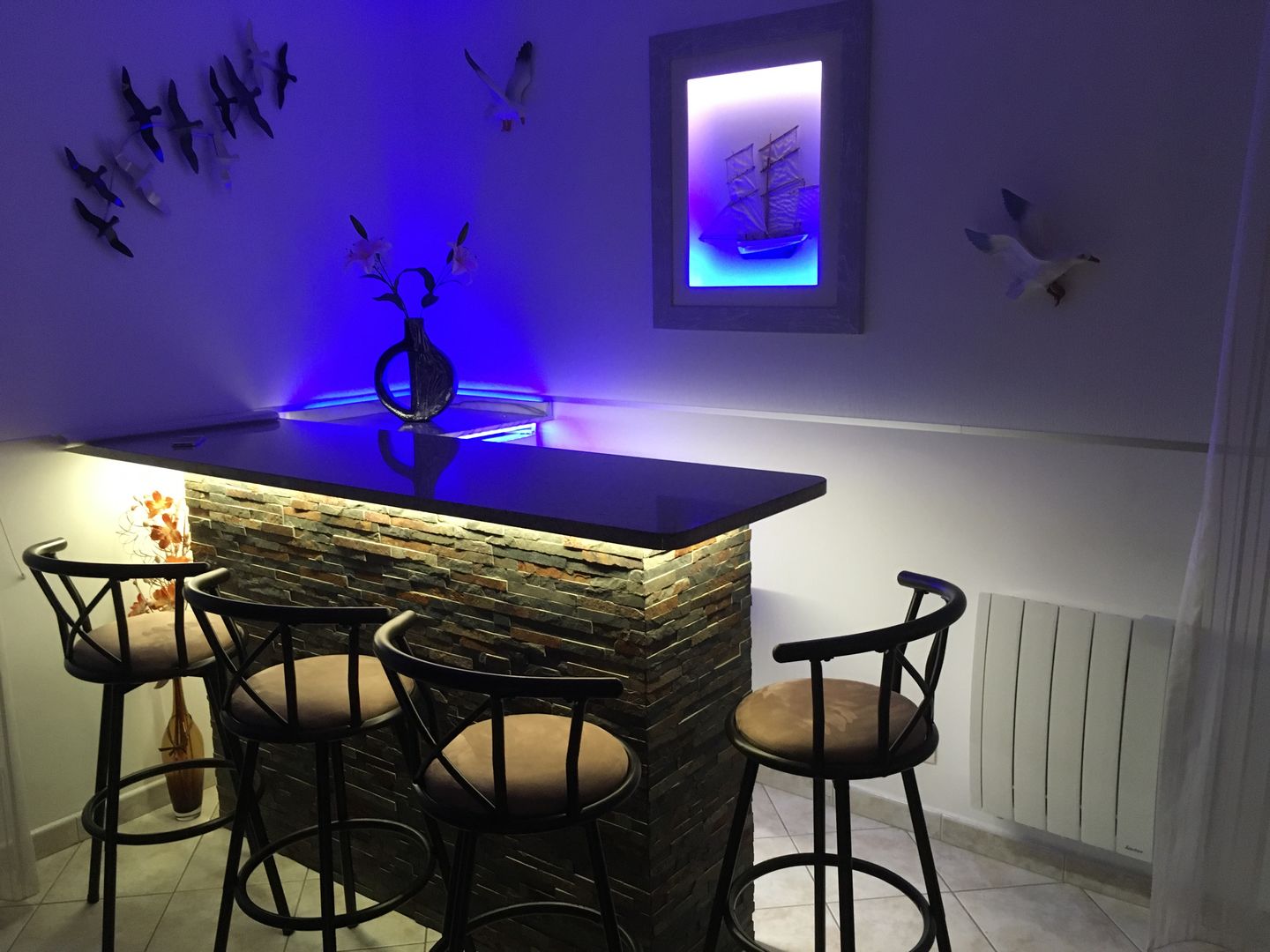 Customer photo review of Lot de 2 Tabourets de bar cuisine style industriel avec pieds en métal assise 360° et repose pieds - HAILEY BROWN - 77 CM