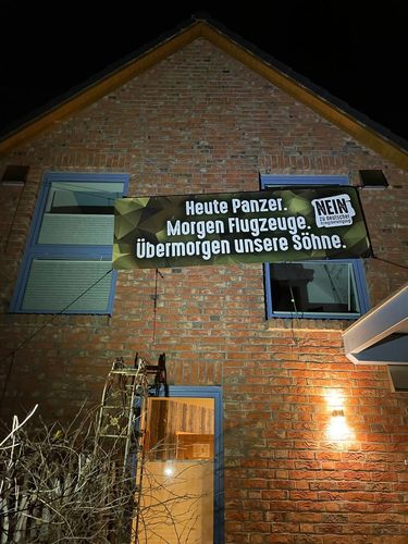 Customer photo review of BANNER / PVC-PLANE extralang 3m x 1m • HEUTE PANZER, ÜBERMORGEN UNSERE SÖHNE