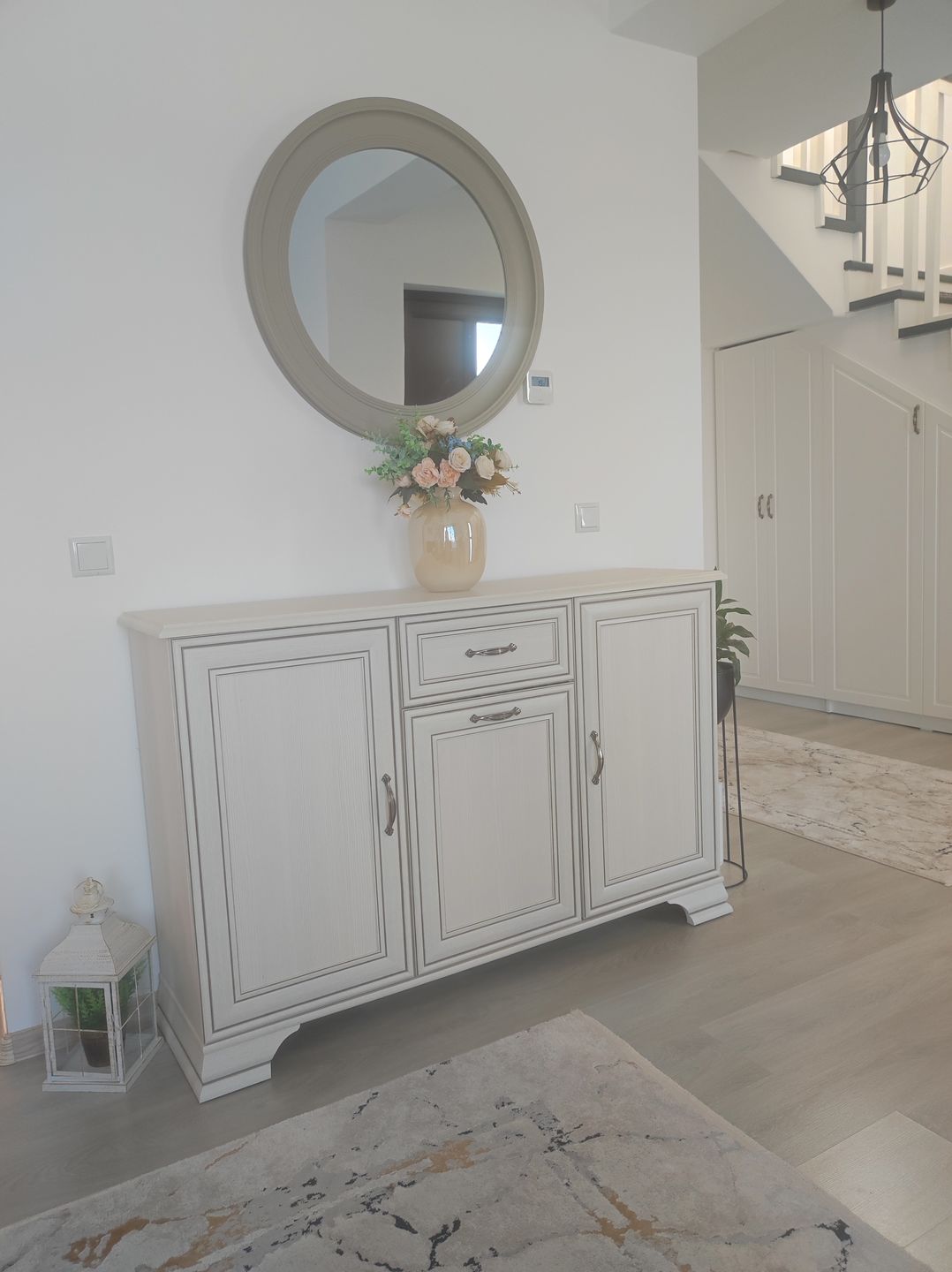 Customer photo review of Comoda cu 3 usi si un sertar Tiffany, alb vintage, pal si mdf, 139x37x90 cm