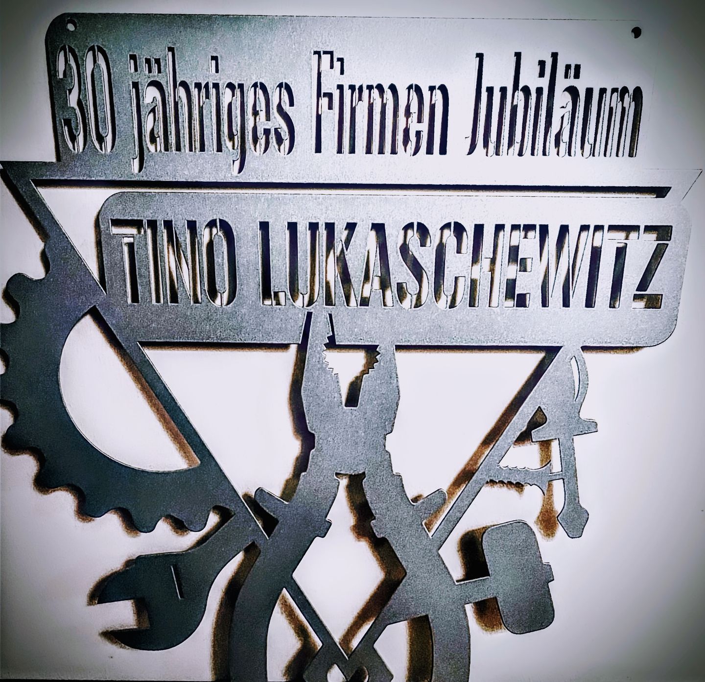 Customer photo review of Werkstattschild - Dreieck aus edlem Stahl (personalisierbar)