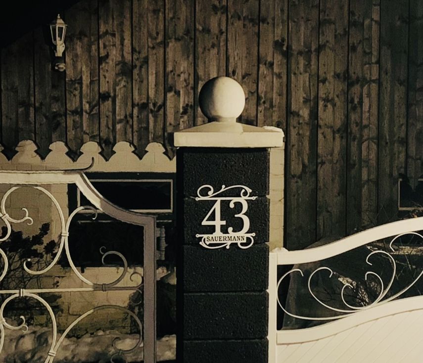 Customer photo review of Hausnummer Türschild mit Ornament und Familiennamen aus edlem Stahl