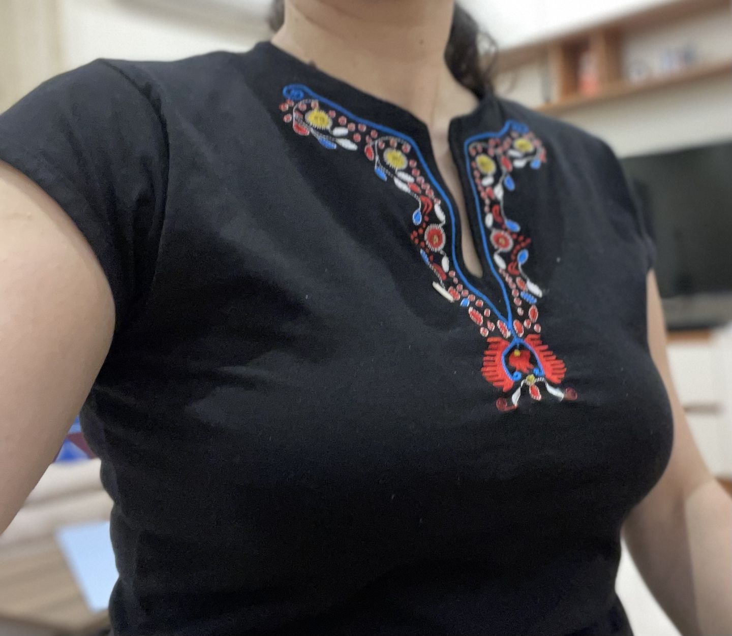 Customer photo review of Дамска тениска с V-деколте бродирана с шевица "Плодородие"