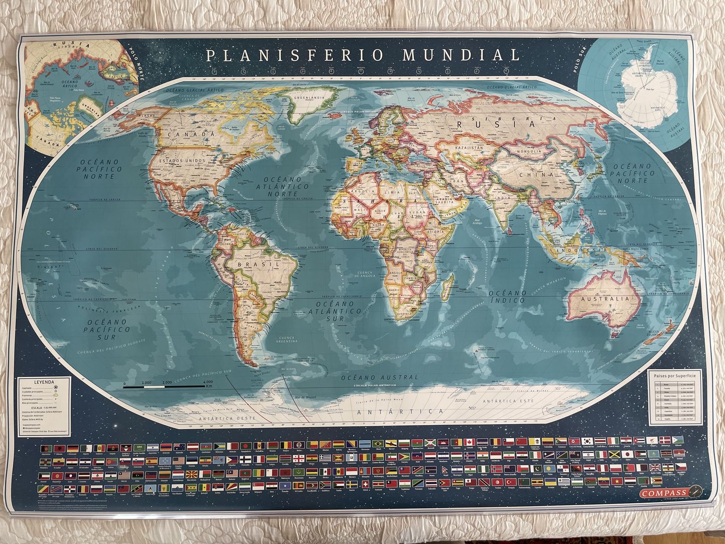 Customer photo review of Mapa del Mundo Político con Banderas y Europa 2022 - Lámina