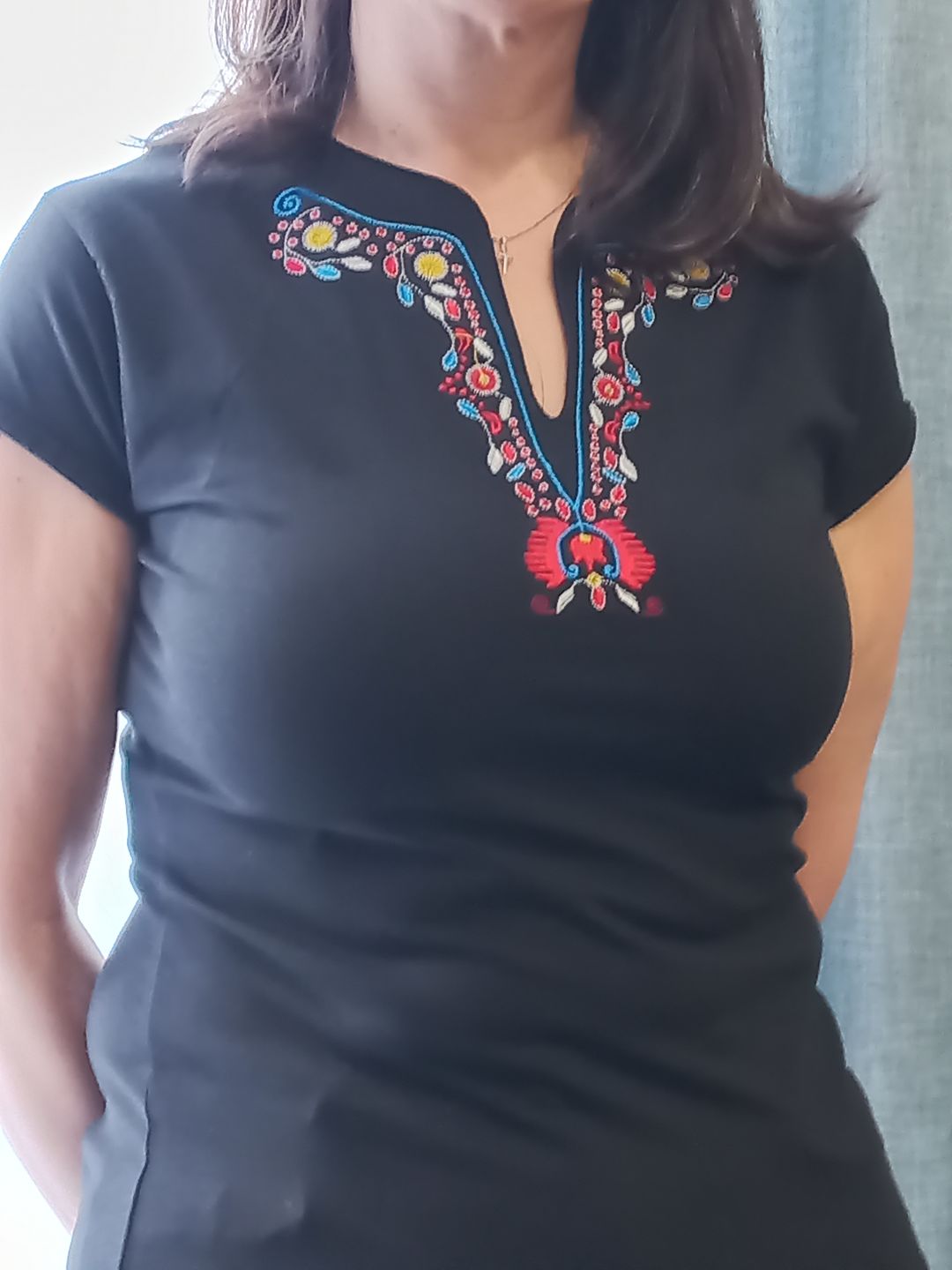 Customer photo review of Дамска тениска с V-деколте бродирана с шевица "Плодородие"