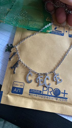 Customer photo review of Collier prénom doré lettres pendantes personnalisables en acier inoxydable