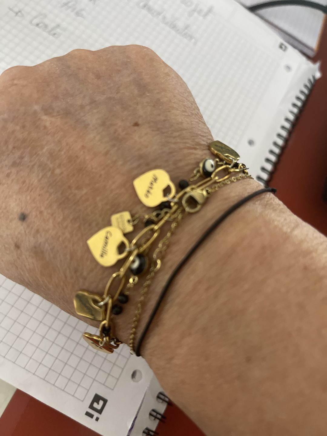 Customer photo review of Bracelet LOANYA avec pendentifs cœur personnalisés