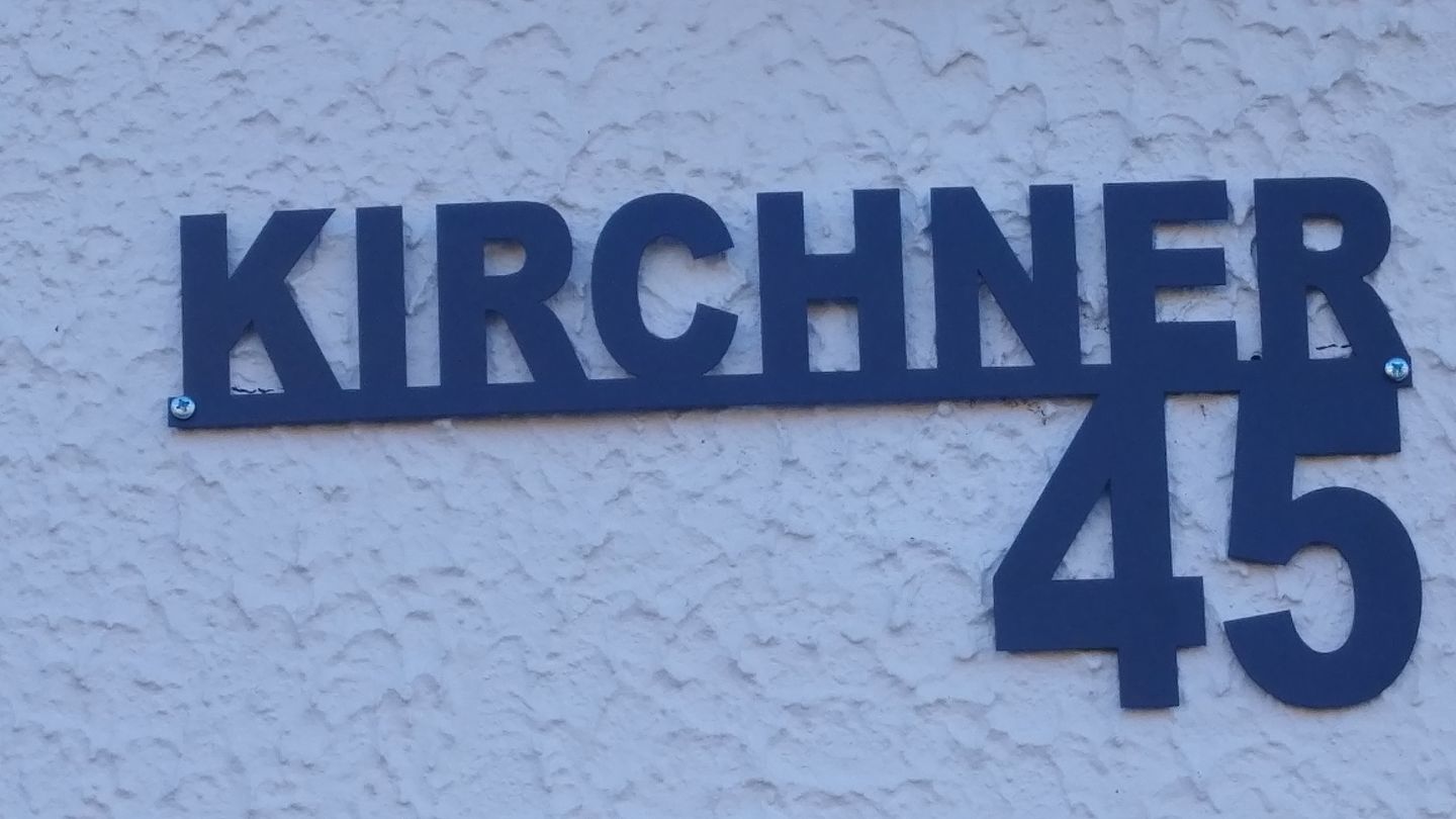 Customer photo review of Hausnummer-Türschild Simple mit Familiennamen aus edlem Stahl (personalisierbar)