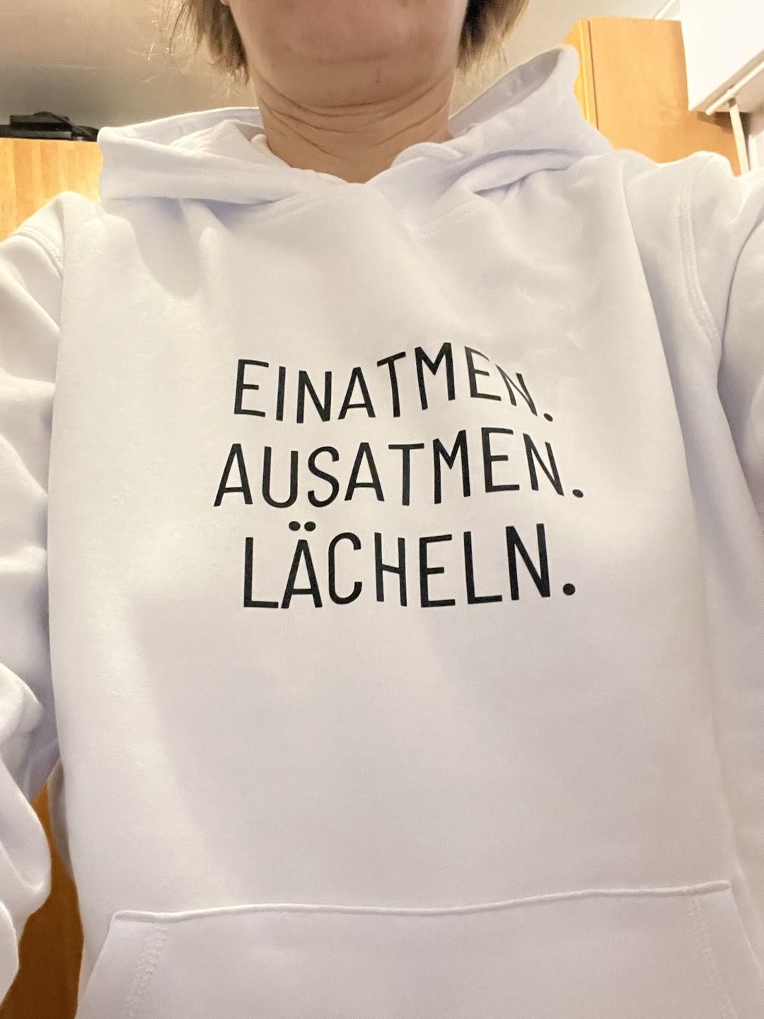 Customer photo review of Einatmen. Ausatmen. Lächeln. Bio Hoodie Unisex