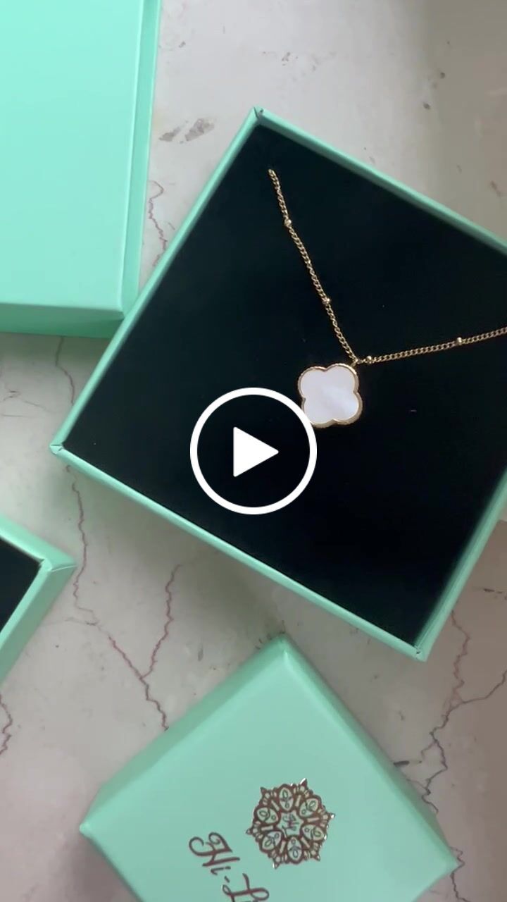 Customer video review of Perlmutt Lucky Leaf Kette 14K Vergoldet