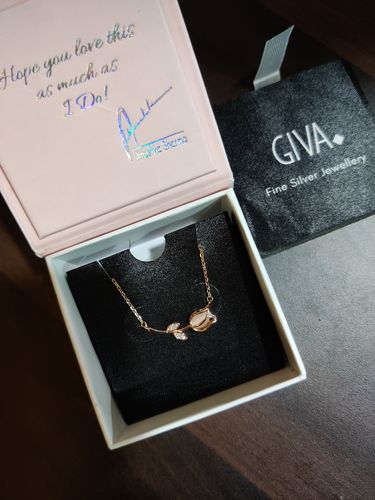 Customer photo review of Anushka Sharma Pink Quartz Flower Necklace
