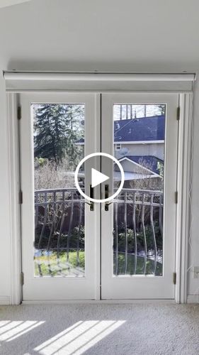 Customer video review of SmartWings Motorized Roller Shades 100% Blackout Linen