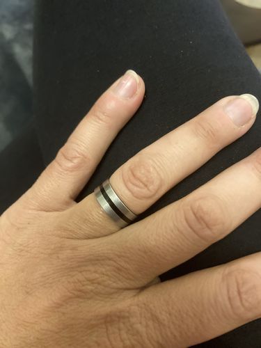Customer photo review of Bague homme argentée à bande noire en acier inoxydable