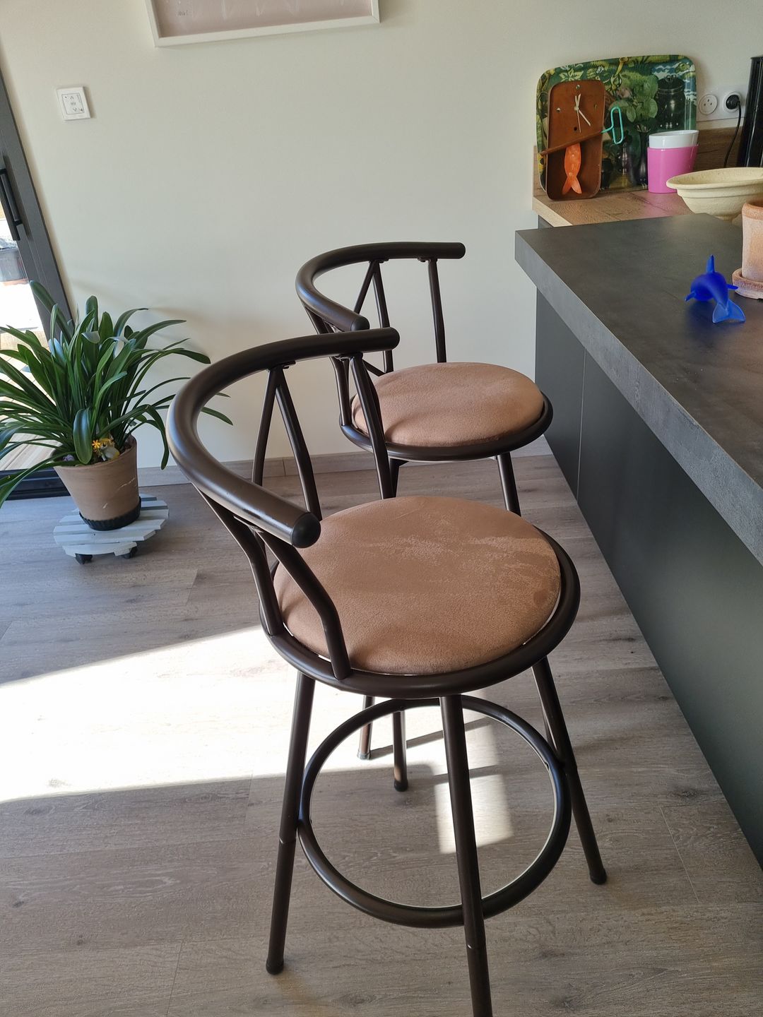 Customer photo review of Lot de 2 Tabourets de bar cuisine style industriel avec pieds en métal assise 360° et repose pieds - HAILEY BROWN - 77 CM