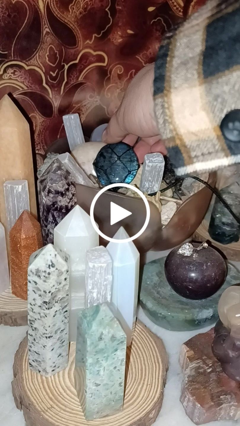 Customer video review of Dragon's Heart Labradorite Necklace