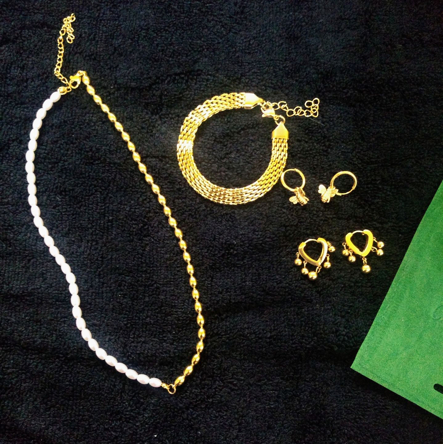 Customer photo review of Aretes Beecuff