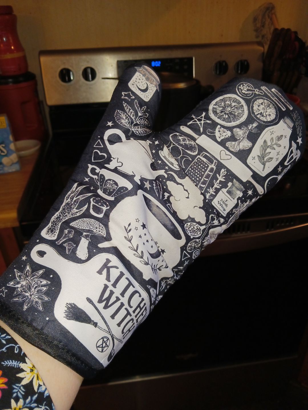 Customer photo review of Kitchen Witch Oven Mitt Set