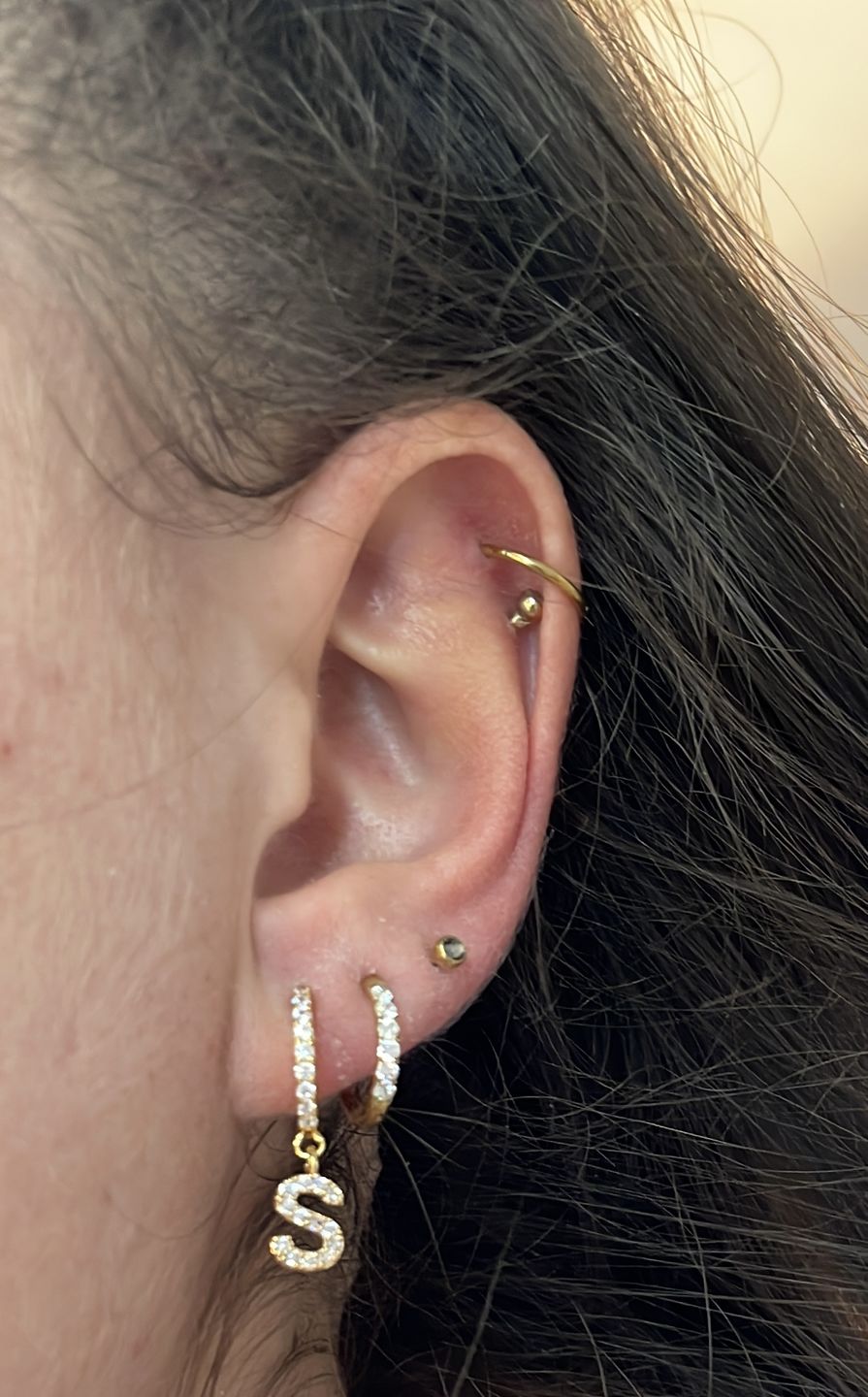 Customer photo review of Letter Ohrringe | 18K vergoldet